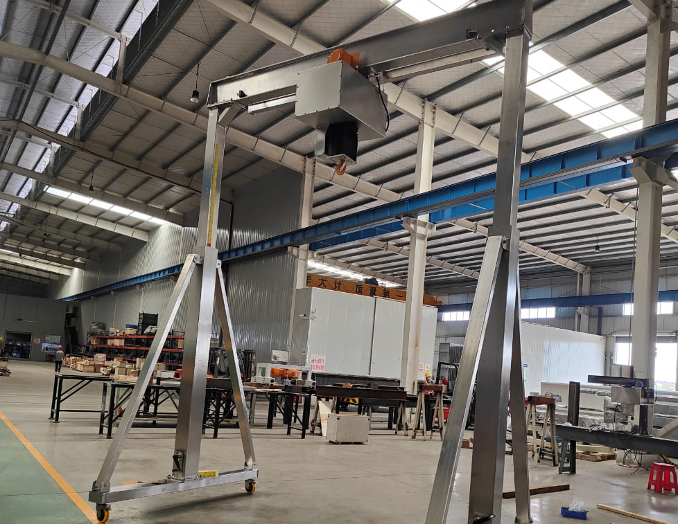 Cleanroom moveable gantry crane